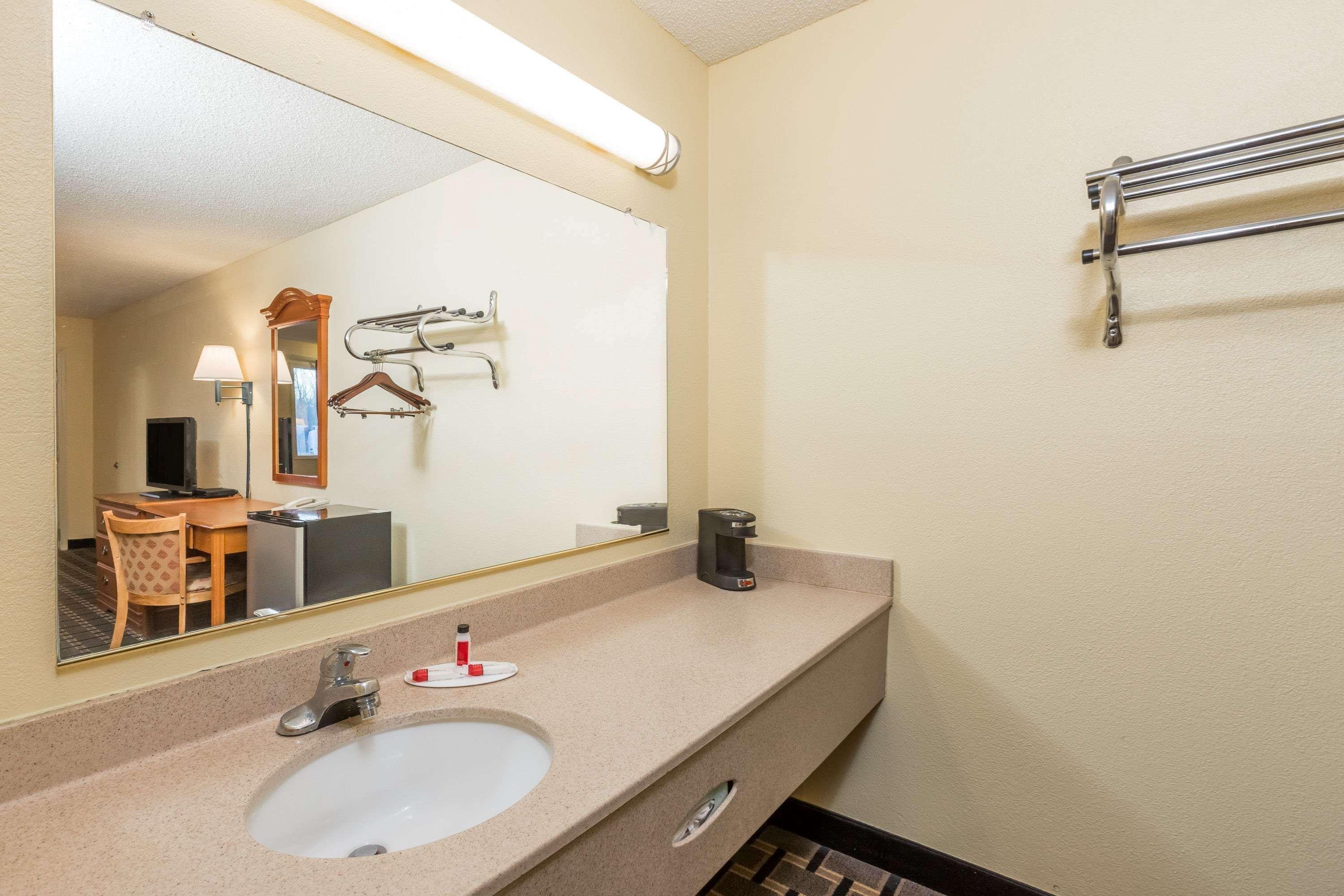 Super 8 By Wyndham Indianapolis-southport Rd 2*