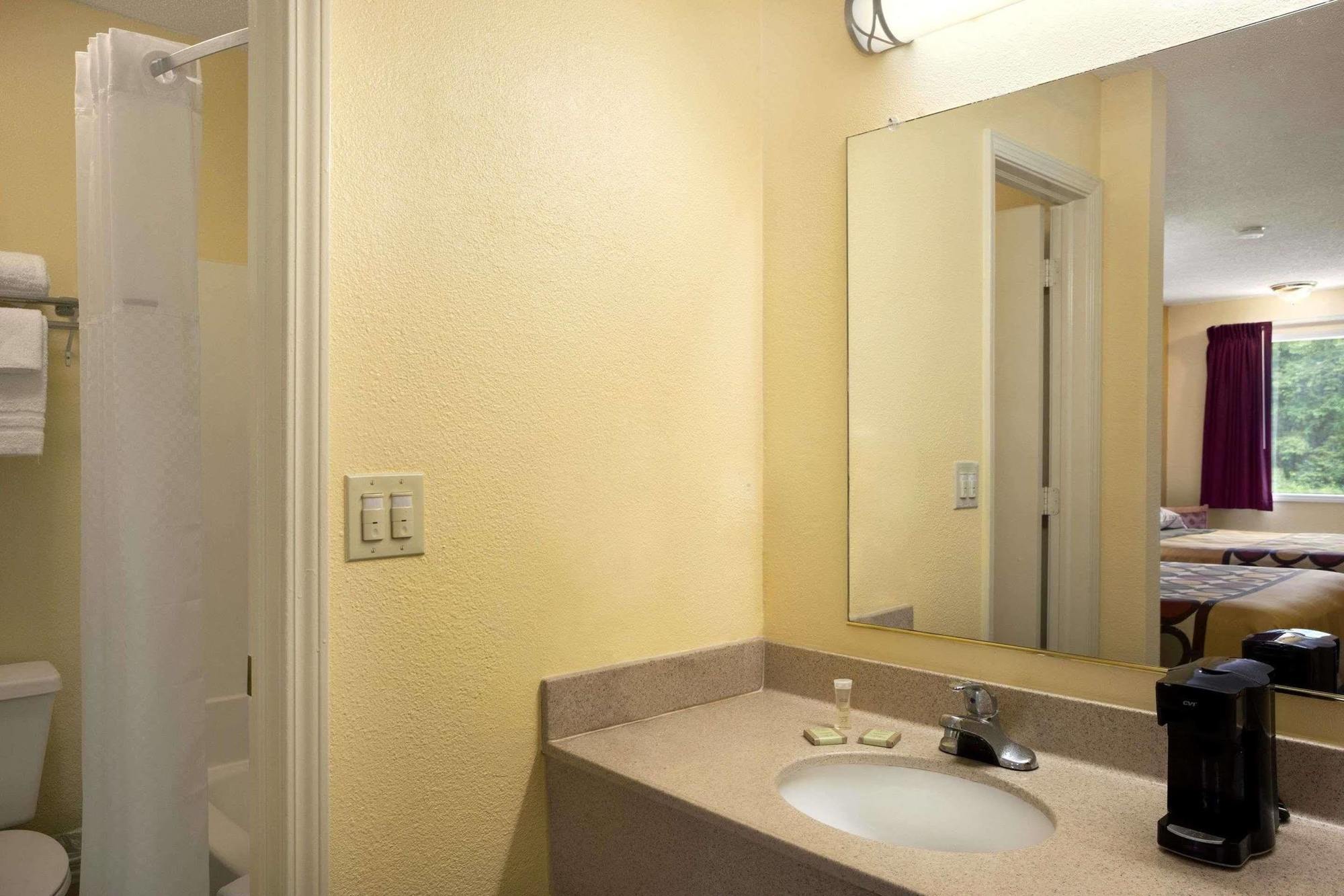 Super 8 By Wyndham Indianapolis-southport Rd Motel 2*